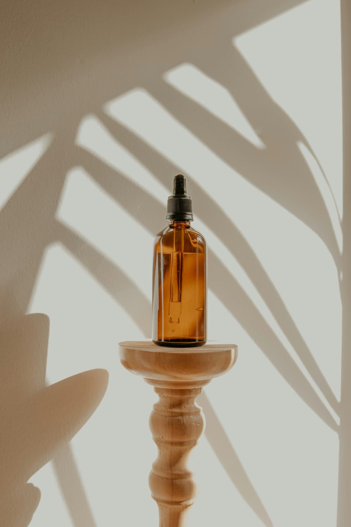 Perfume Oil vs. Spray: Why Concentrated Oil Lasts Longer on Skin